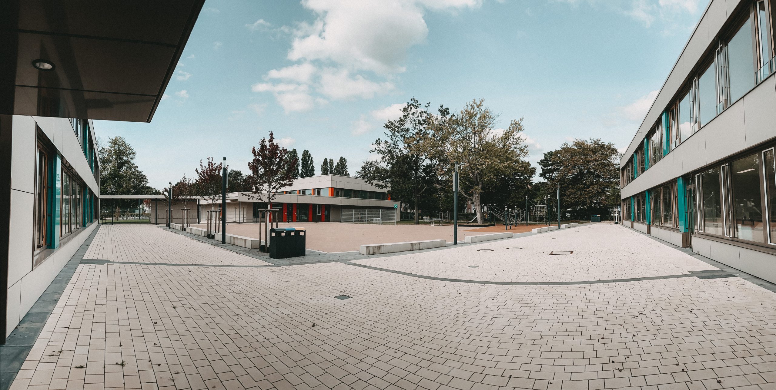 Blick über den Schulhof auf das Forum der Schule