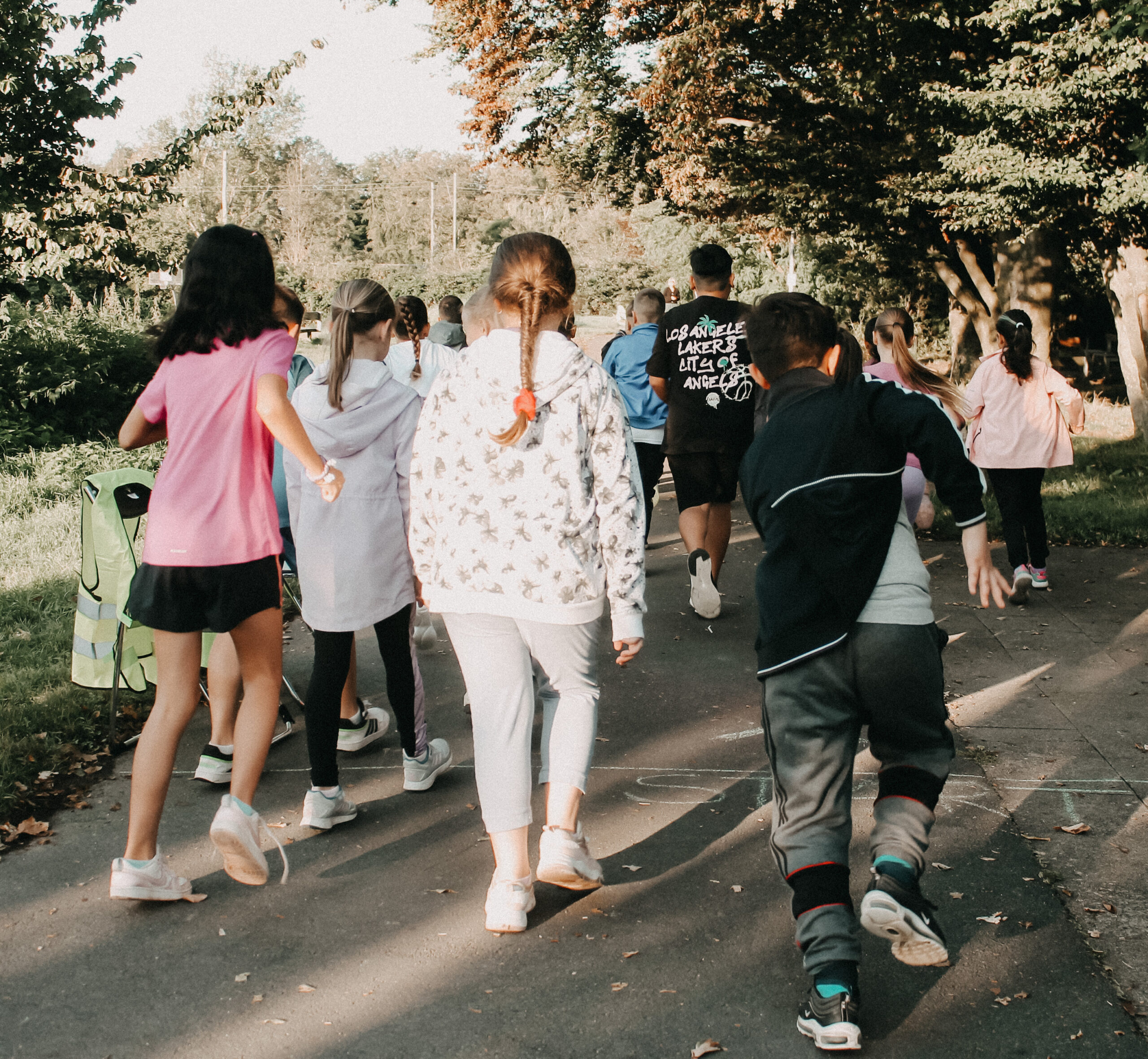 Kinder der Schule laufen beim Sponsorenlauf durch den Generationenpark